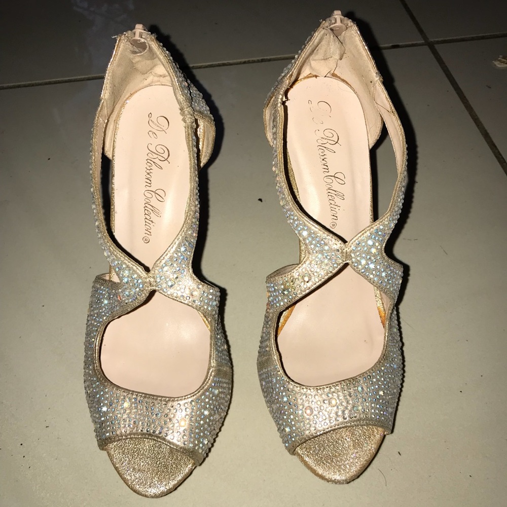 Sparkly nude heels 👠
